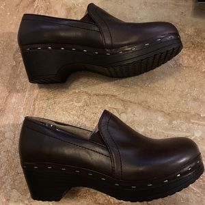 Dockers brown women’s clog shoe